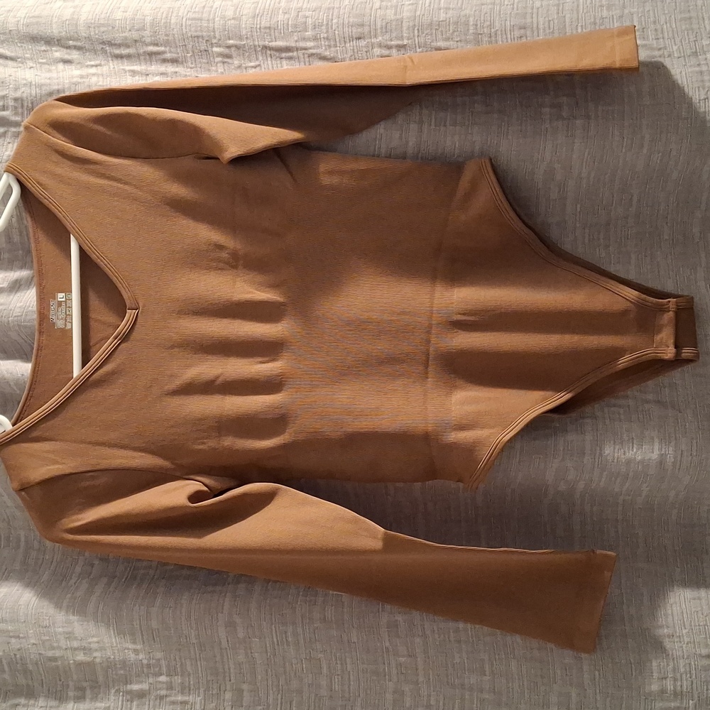 MRIGNT Coffee V-neck Ribbed Bodysuit- Size L - NWOT